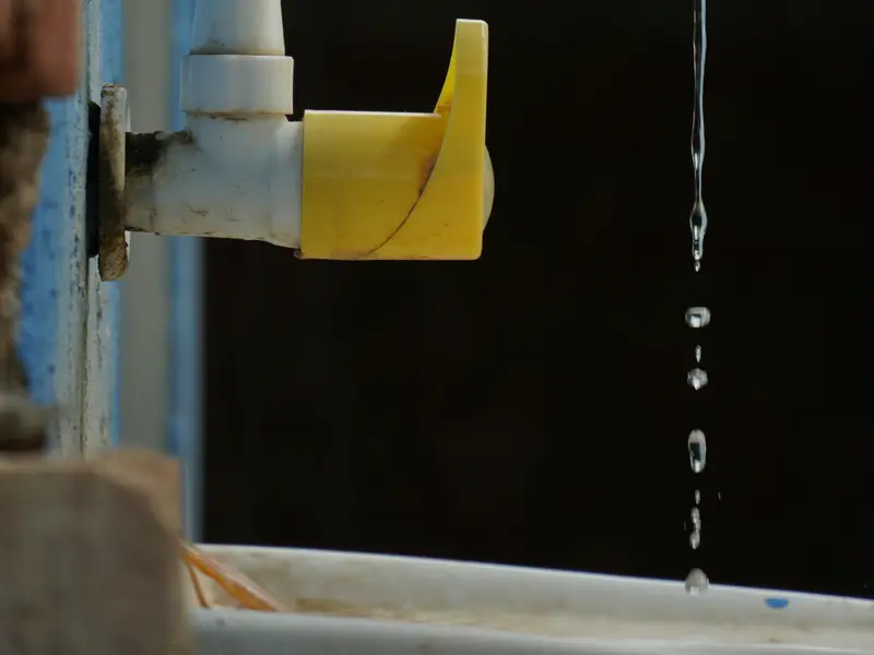 Water druppelt uit een leiding bij een afsluiter